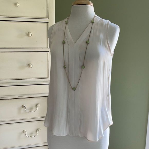 Banana Republic Cream V Neck Silky Tank. XS - Picture 1 of 6